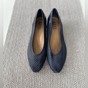 Vintage 80s 90s Soft Kicks Navy Blue Woven Pointed Toe Kitten Heel Dress Shoes 9